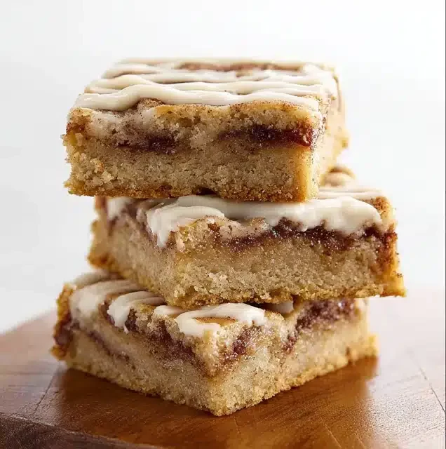 Cinnamon Roll Blondies 15 22 44 e1757860882233
